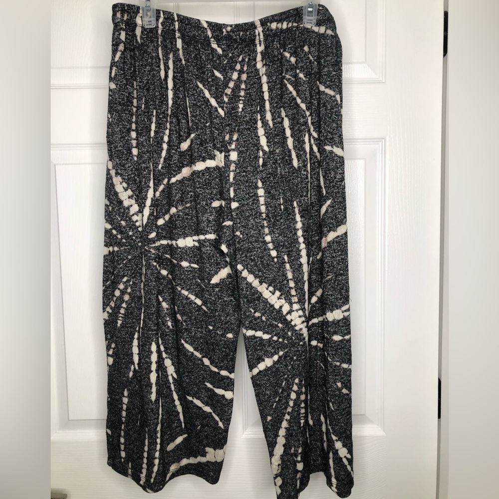 Beautiful DKNY Black/Gray/White Pants - XL - Very stylish and sleek!